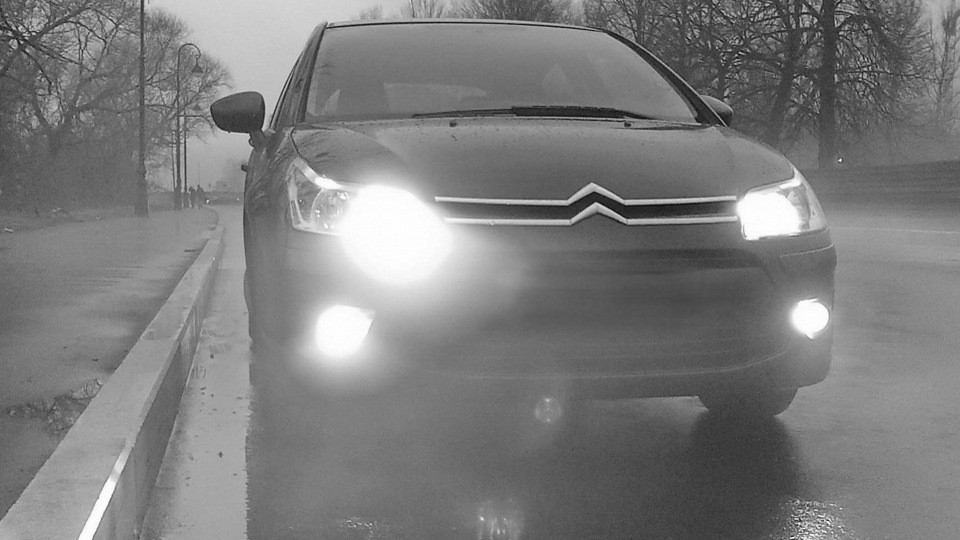 Лампочки в фарах автомобилей нужно менять парами – и вот почему