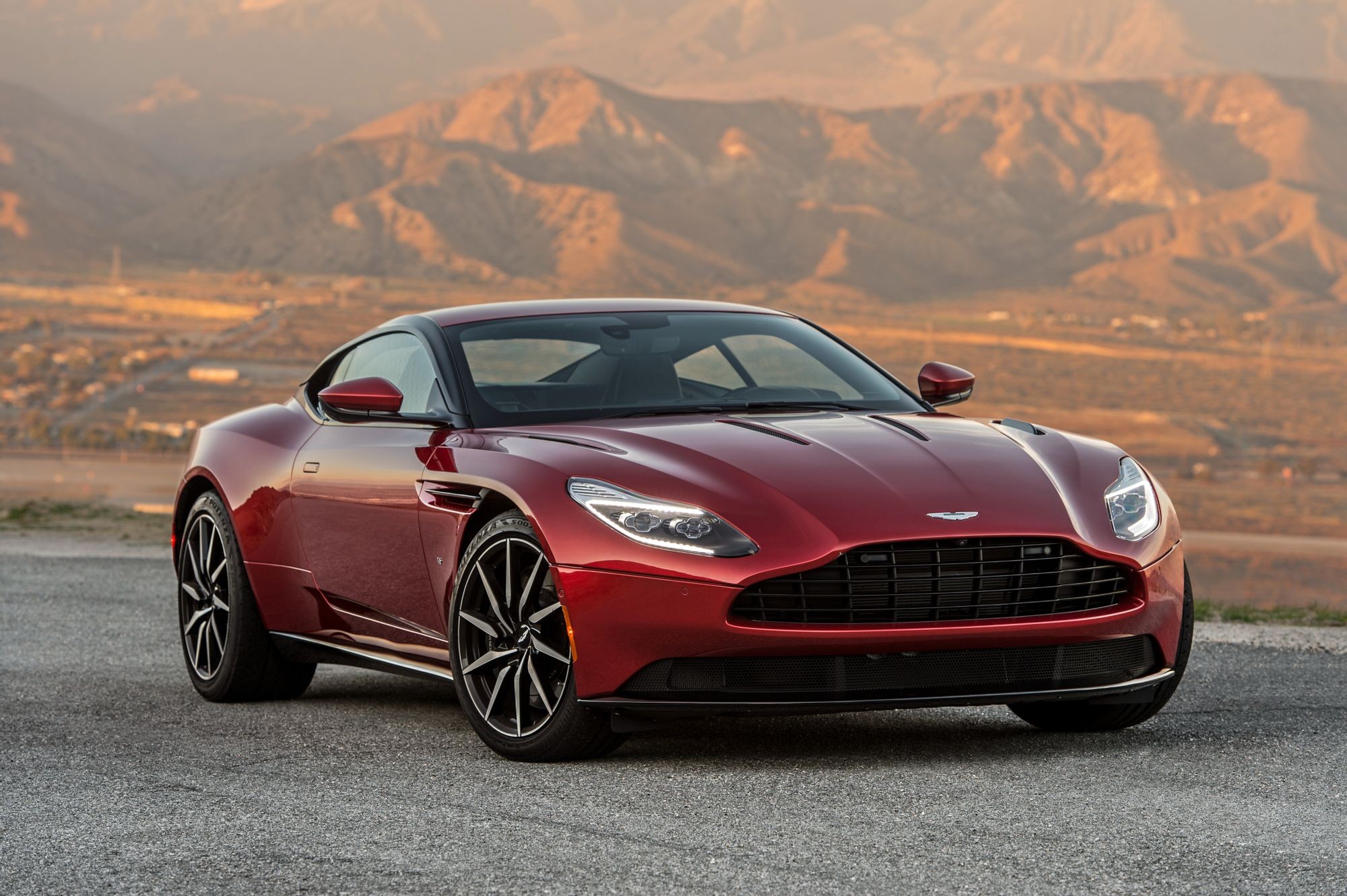 Aston Martin: Эксклюзивность и британский шик.